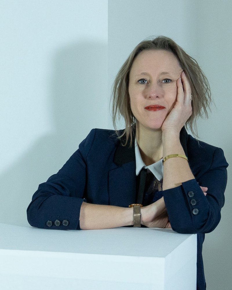 Pauline Dumont dans un intérieur qu'elle a composé